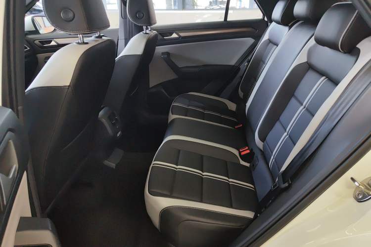 Used Volkswagen T-ROC 2025 Facelifted 300TSI DSG Two-Wheel-Drive Chen Guang Edition Left Rear Seat