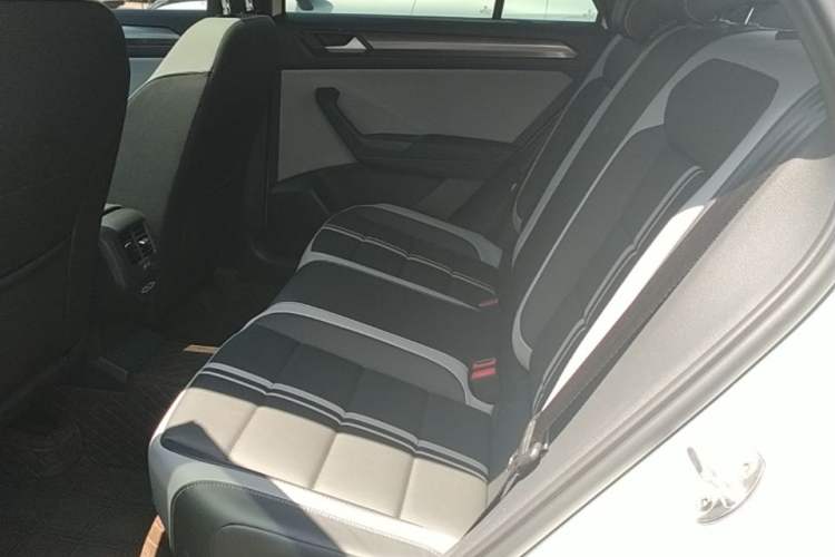 Used Volkswagen T-ROC 2025 300TSI DSG Two-Wheel Drive Chen Guang Edition Left Rear Seat
