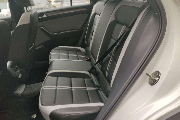 Used Volkswagen T-ROC 2025 300TSI DSG Two-Wheel Drive Chen Guang Edition Left Rear Seat