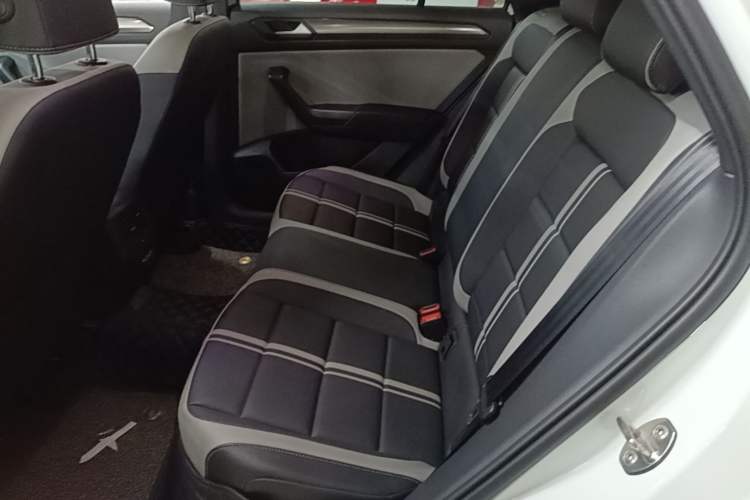 Used Volkswagen T-ROC 2025 300TSI DSG Two-Wheel Drive Chen Guang Edition Left Rear Seat