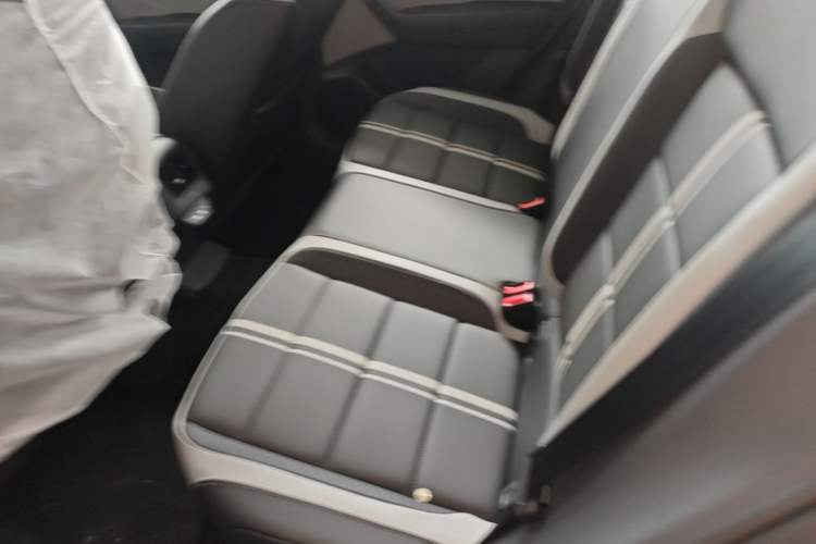 Used Volkswagen T-ROC 2025 Facelift Model 2 300TSI DSG Two-Wheel Drive Chenguang Edition Left Rear Seat