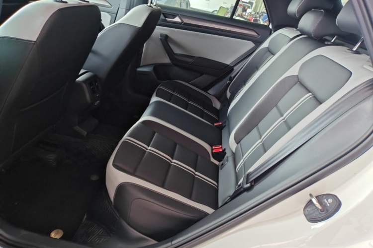 Used Volkswagen T-ROC 2025 Facelifted 300TSI DSG Two-Wheel-Drive Chen Guang Edition Left Rear Seat