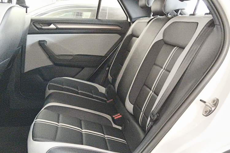 Used Volkswagen T-ROC 2025 Facelifted 300TSI DSG Two-Wheel-Drive Chen Guang Edition Left Rear Seat