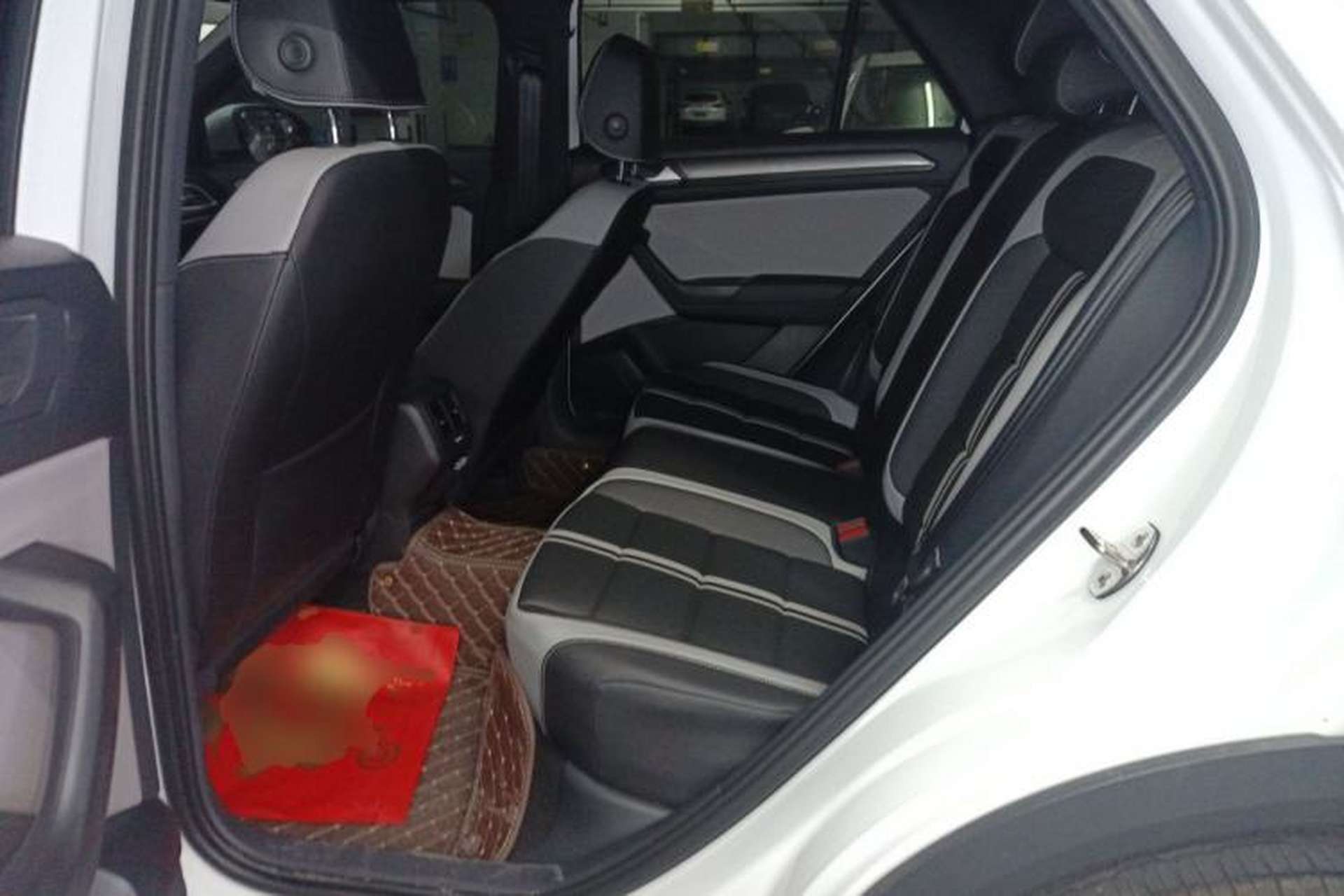 Used Volkswagen T-ROC 2025 300TSI DSG Two-Wheel Drive Chen Guang Edition Left Rear Seat