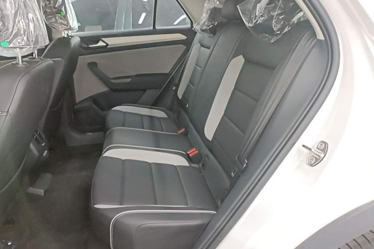 Used Volkswagen T-ROC 2025 Facelift Model 2 280TSI DSG Two-Wheel Drive Shiguang Edition Left Rear Seat