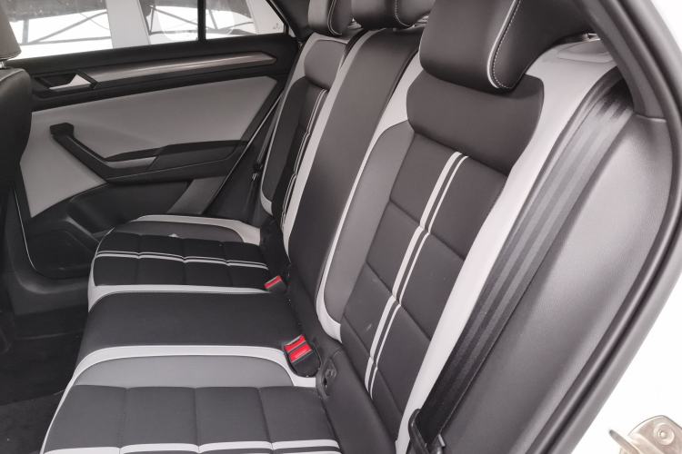 Used Volkswagen T-ROC 2025 300TSI DSG Two-Wheel Drive Chen Guang Edition Left Rear Seat
