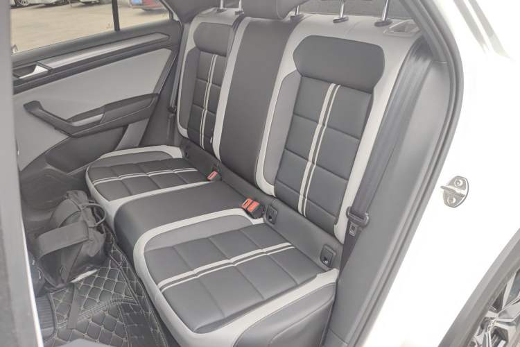 Used Volkswagen T-ROC 2025 300TSI DSG Two-Wheel Drive Chen Guang Edition Left Rear Seat