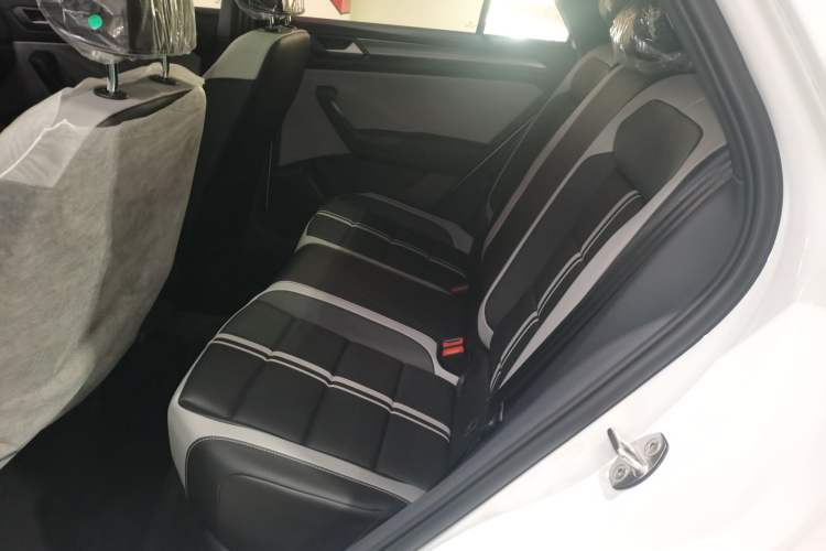 Used Volkswagen T-ROC 2025 Facelift Model 2 300TSI DSG Two-Wheel Drive Xingguang Edition Left Rear Seat