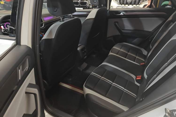Used Volkswagen T-ROC 2025 Facelifted 300TSI DSG Two-Wheel-Drive Chen Guang Edition Left Rear Seat