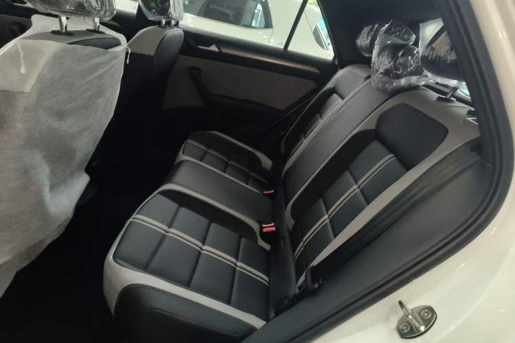 Used Volkswagen T-ROC 2025 Facelift Model 2 300TSI DSG Two-Wheel Drive Chenguang Edition Left Rear Seat