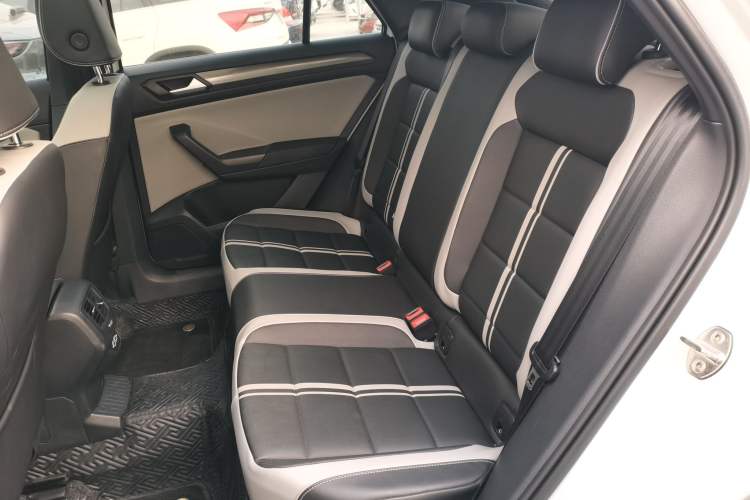Used Volkswagen T-ROC 2025 300TSI DSG Two-Wheel Drive Chen Guang Edition Left Rear Seat