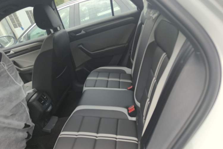 Used Volkswagen T-ROC 2025 Facelift Model 2 300TSI DSG Two-Wheel Drive Chenguang Edition Left Rear Seat