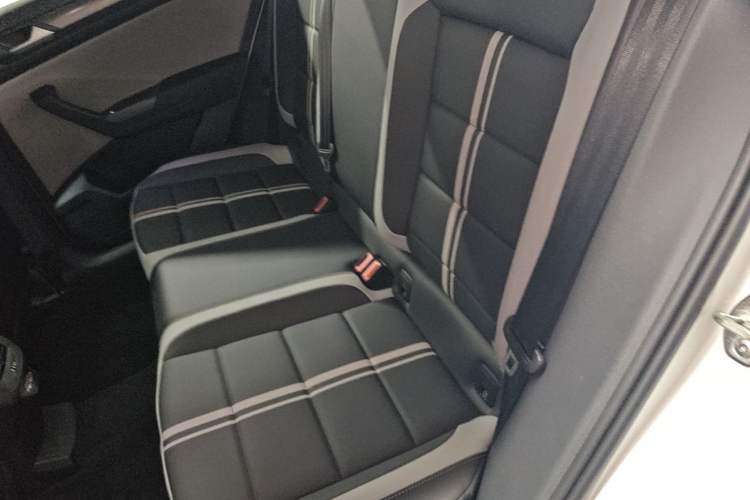 Used Volkswagen T-ROC 2025 Facelift Model 2 300TSI DSG Two-Wheel Drive Chenguang Edition Left Rear Seat