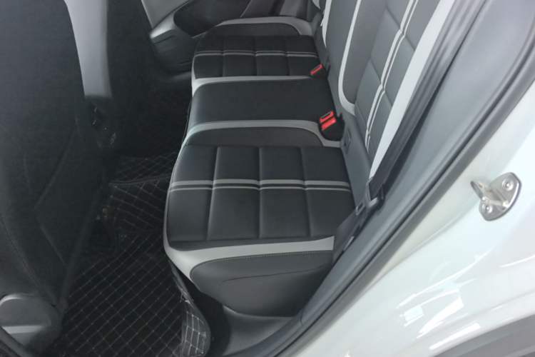 Used Volkswagen T-ROC 2025 300TSI DSG Two-Wheel Drive Chen Guang Edition Left Rear Seat