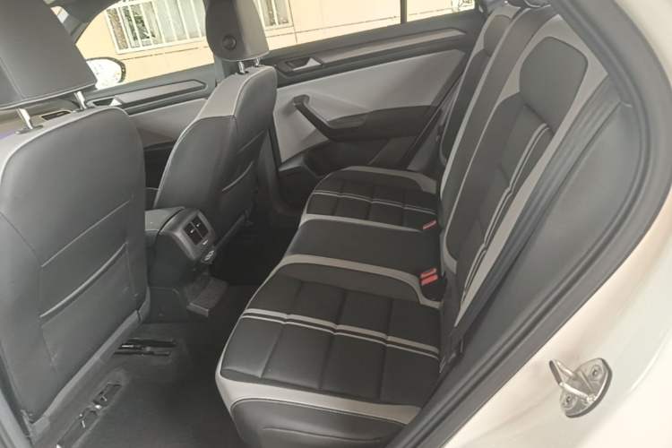 Used Volkswagen T-ROC 2025 300TSI DSG Two-Wheel Drive Chen Guang Edition Left Rear Seat