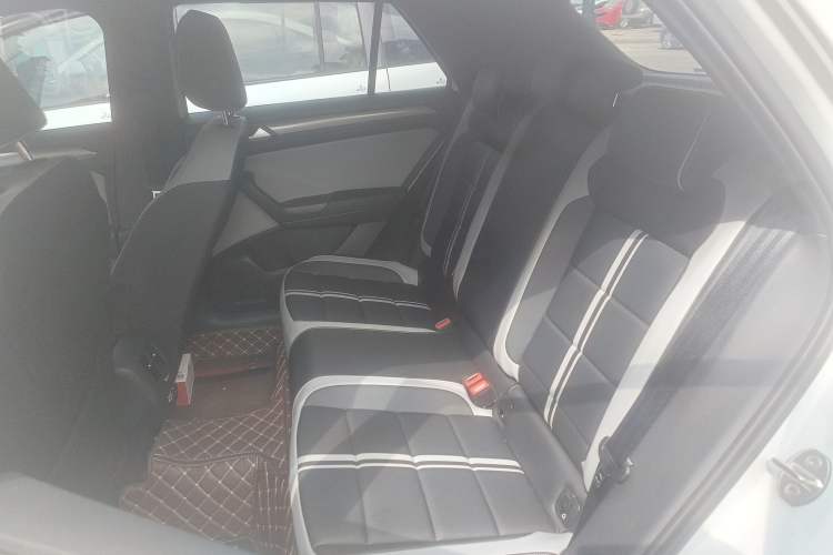 Used Volkswagen T-ROC 2025 300TSI DSG Two-Wheel Drive Chen Guang Edition Left Rear Seat