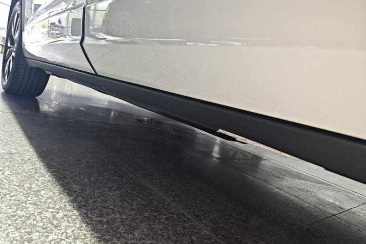 Used Volkswagen T-ROC 2025 Facelift Model 2 300TSI DSG Two-Wheel Drive Chenguang Edition Left Side Sill