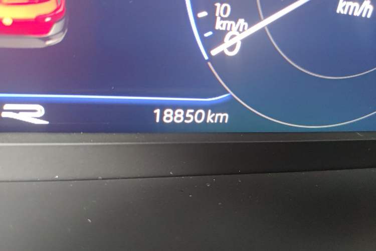 Used Volkswagen T-ROC 2025 300TSI DSG Two-Wheel Drive Chen Guang Edition Odometer Close Up