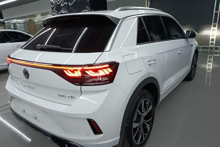 Used Volkswagen T-ROC 2025 Facelift Model 2 300TSI DSG Two-Wheel Drive Chenguang Edition Rear Right 45 Deg