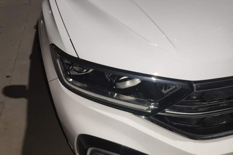 Used Volkswagen T-ROC 2025 300TSI DSG Two-Wheel Drive Chen Guang Edition Right Front Headlight