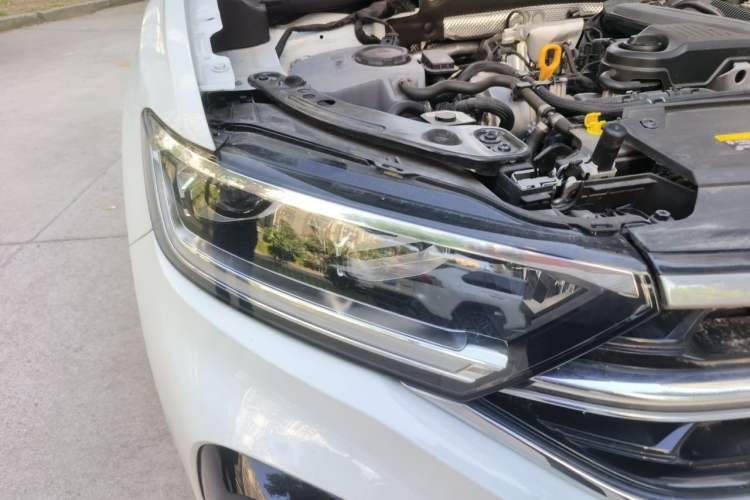 Used Volkswagen T-ROC 2025 300TSI DSG Two-Wheel Drive Chen Guang Edition Right Front Headlight