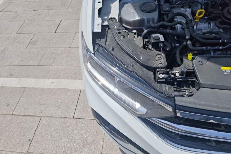 Used Volkswagen T-ROC 2025 300TSI DSG Two-Wheel Drive Chen Guang Edition Right Front Headlight