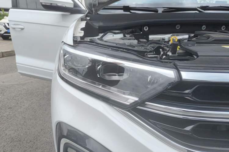 Used Volkswagen T-ROC 2025 300TSI DSG Two-Wheel Drive Chen Guang Edition Right Front Headlight