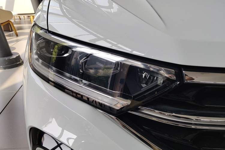 Used Volkswagen T-ROC 2025 Facelifted 300TSI DSG Two-Wheel-Drive Chen Guang Edition Right Front Headlight