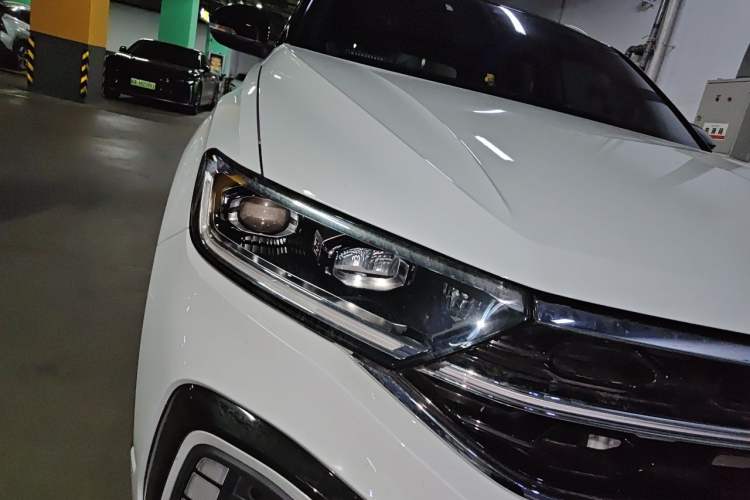 Used Volkswagen T-ROC 2025 300TSI DSG Two-Wheel Drive Chen Guang Edition Right Front Headlight