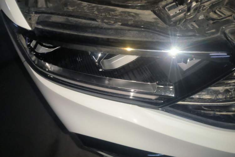 Used Volkswagen T-ROC 2025 Facelifted 300TSI DSG Two-Wheel-Drive Chen Guang Edition Right Front Headlight