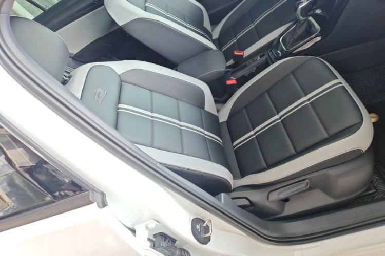 Used Volkswagen T-ROC 2025 Facelifted 300TSI DSG Two-Wheel-Drive Chen Guang Edition Right Front Seat