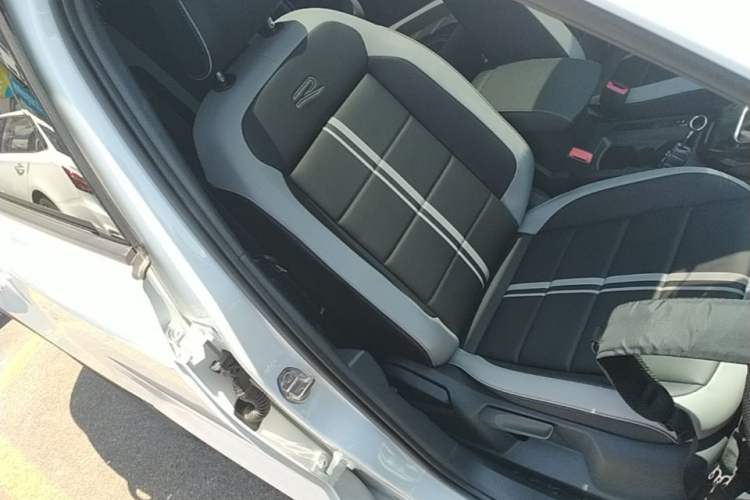 Used Volkswagen T-ROC 2025 300TSI DSG Two-Wheel Drive Chen Guang Edition Right Front Seat