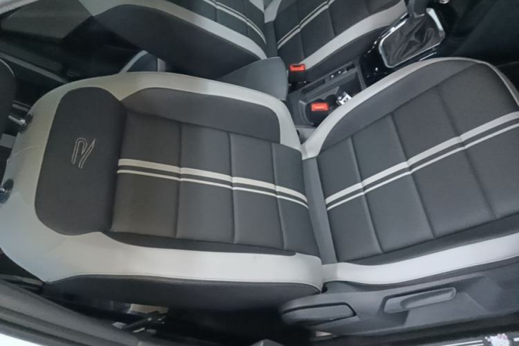 Used Volkswagen T-ROC 2025 Facelift Model 2 300TSI DSG Two-Wheel Drive Chenguang Edition Right Front Seat