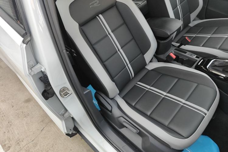 Used Volkswagen T-ROC 2025 300TSI DSG Two-Wheel Drive Chen Guang Edition Right Front Seat