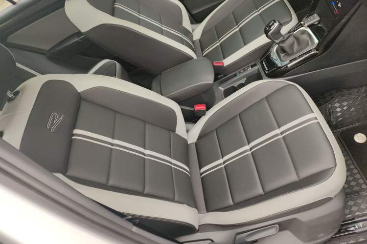 Used Volkswagen T-ROC 2025 300TSI DSG Two-Wheel Drive Chen Guang Edition Right Front Seat