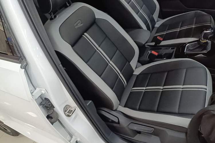 Used Volkswagen T-ROC 2025 300TSI DSG Two-Wheel Drive Chen Guang Edition Right Front Seat
