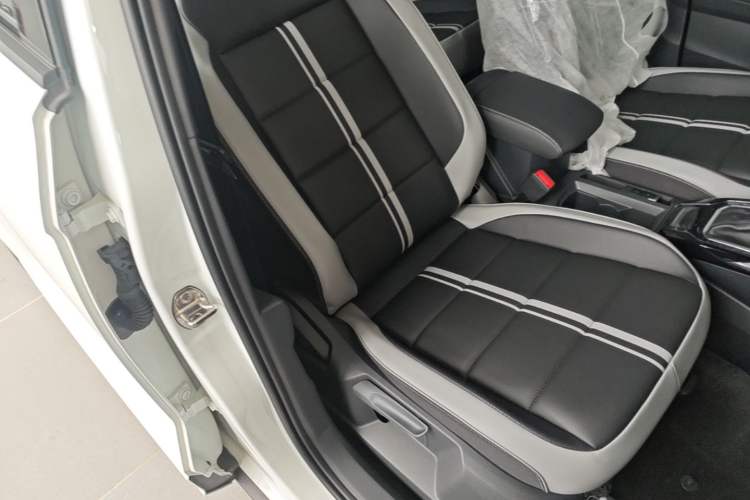 Used Volkswagen T-ROC 2025 Facelift Model 2 300TSI DSG Two-Wheel Drive Chenguang Edition Right Front Seat
