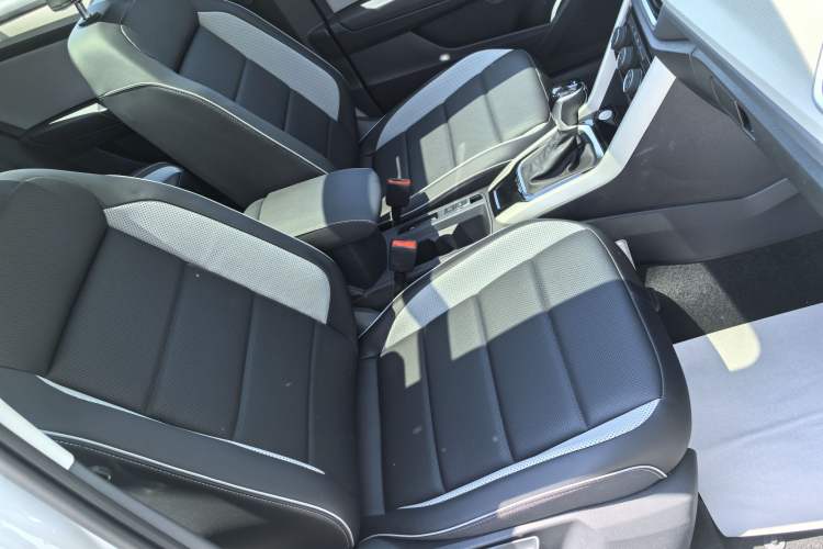 Used Volkswagen T-ROC 2025 Facelift Model 2 280TSI DSG Two-Wheel Drive Shiguang Edition Right Front Seat