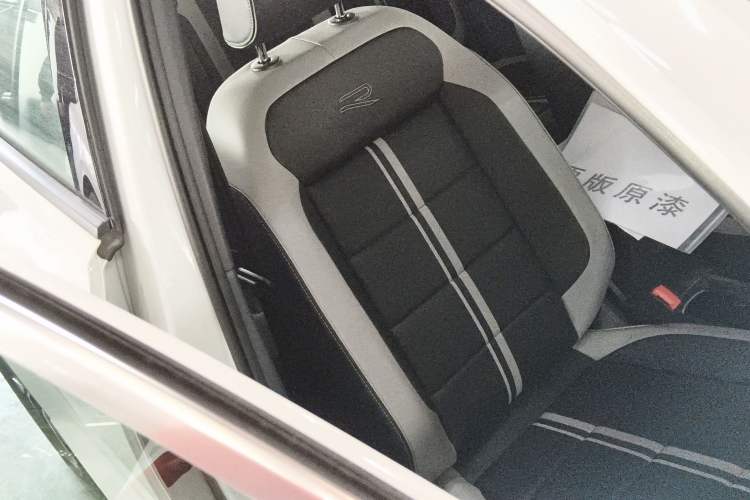 Used Volkswagen T-ROC 2025 Facelifted 300TSI DSG Two-Wheel-Drive Chen Guang Edition Right Front Seat