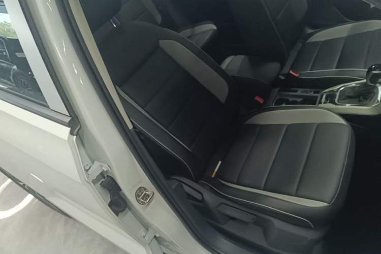Used Volkswagen T-ROC 2025 Facelift Model 2 280TSI DSG Two-Wheel Drive Shiguang Edition Right Front Seat