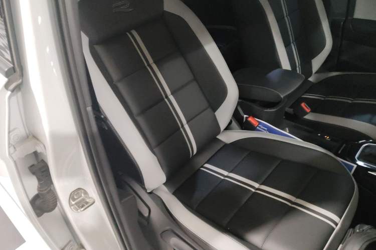 Used Volkswagen T-ROC 2025 300TSI DSG Two-Wheel Drive Chen Guang Edition Right Front Seat