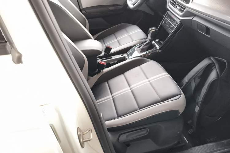 Used Volkswagen T-ROC 2025 300TSI DSG Two-Wheel Drive Chen Guang Edition Right Front Seat