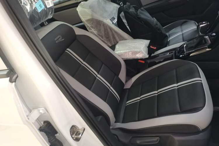 Used Volkswagen T-ROC 2025 Facelift Model 2 300TSI DSG Two-Wheel Drive Xingguang Edition Right Front Seat