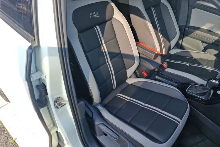 Used Volkswagen T-ROC 2025 300TSI DSG Two-Wheel Drive Chen Guang Edition Right Front Seat