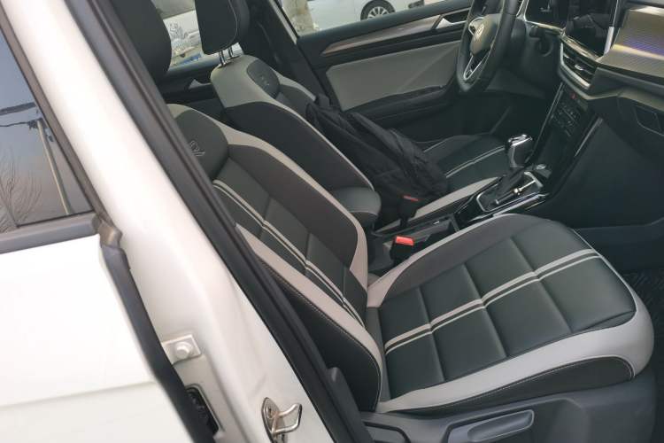 Used Volkswagen T-ROC 2025 300TSI DSG Two-Wheel Drive Chen Guang Edition Right Front Seat