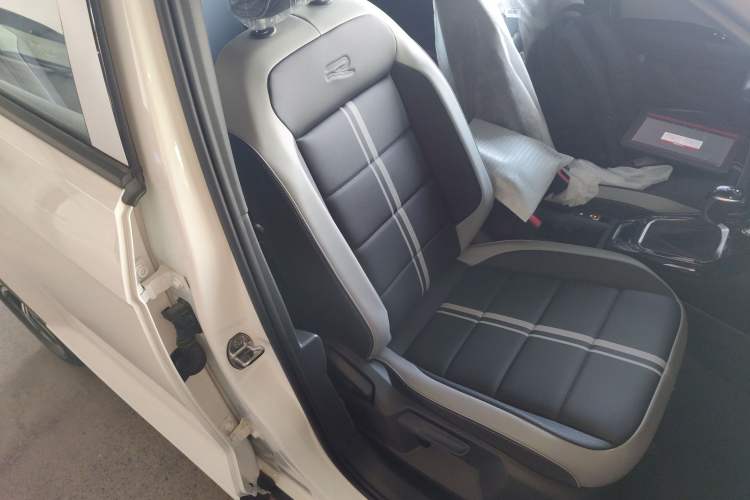 Used Volkswagen T-ROC 2025 Facelift Model 2 300TSI DSG Two-Wheel Drive Xingguang Edition Right Front Seat