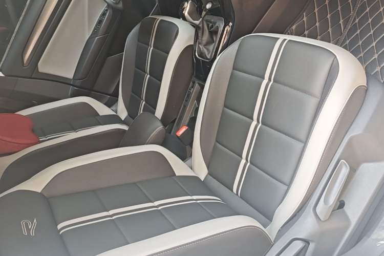 Used Volkswagen T-ROC 2025 300TSI DSG Two-Wheel Drive Chen Guang Edition Right Front Seat