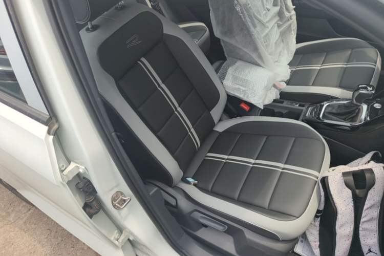 Used Volkswagen T-ROC 2025 Facelift Model 2 300TSI DSG Two-Wheel Drive Chenguang Edition Right Front Seat