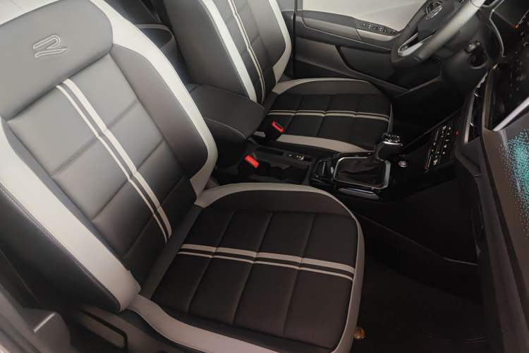 Used Volkswagen T-ROC 2025 Facelift Model 2 300TSI DSG Two-Wheel Drive Chenguang Edition Right Front Seat