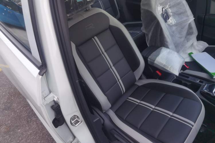 Used Volkswagen T-ROC 2025 Facelift Model 2 300TSI DSG Two-Wheel Drive Xingguang Edition Right Front Seat